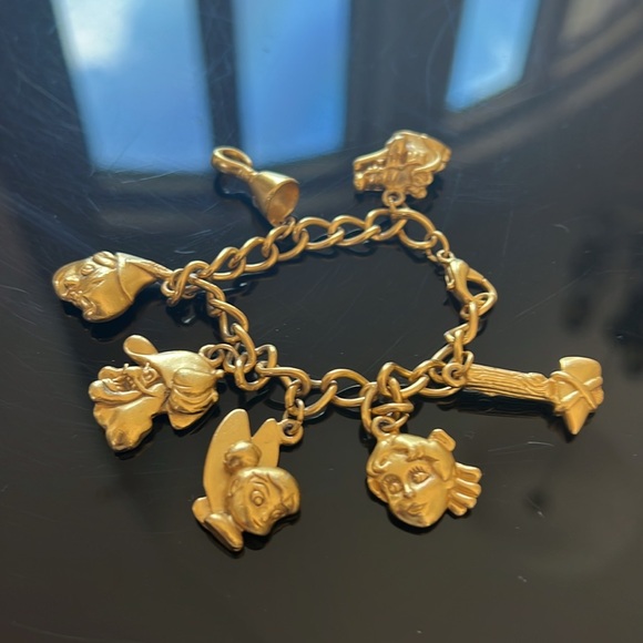 Vintage Peter Pan Children’s Gold toned Disney Bracelet 6 Charms - Picture 3 of 8